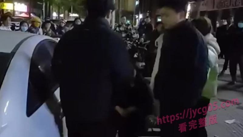 婚姻翻车现场！已婚女偷情被撞破 情人逃走她独面对老公怒火！ 配图