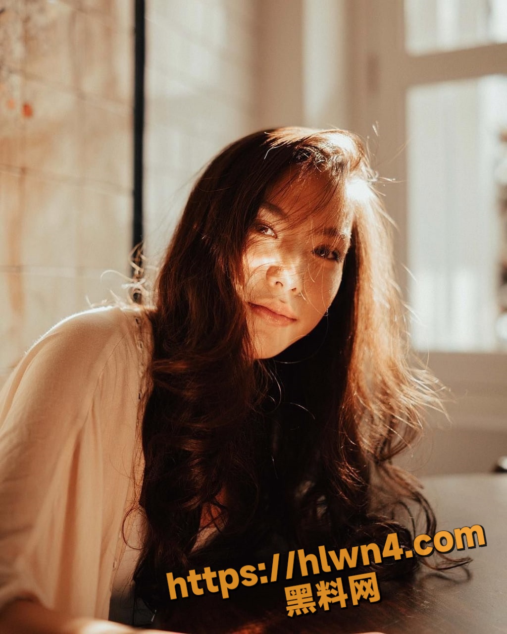 越南清纯模特在出租屋被男友无套输出 女上骑乘大屁股不停在鸡吧上套弄太爽了！