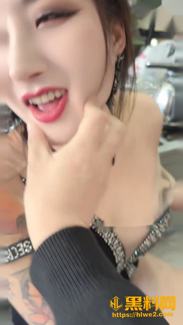 海角原创博主 奶子即正义 让婷婷接待大哥 竟化身肉便器跪舔大屌！