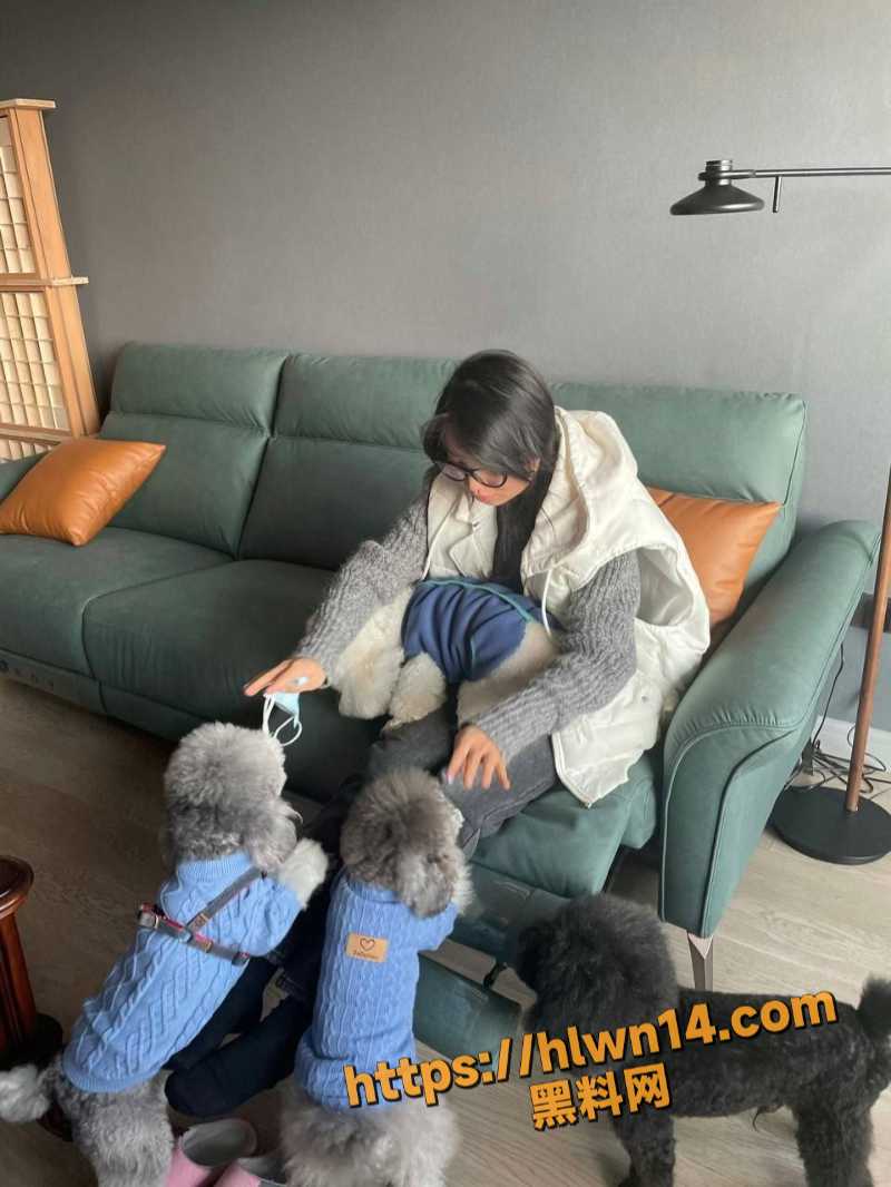 苏州极品反差人妻 贾思毜 流出性爱私拍 高冷气质秒变母狗发情 手捧鸡吧深情舔弄！