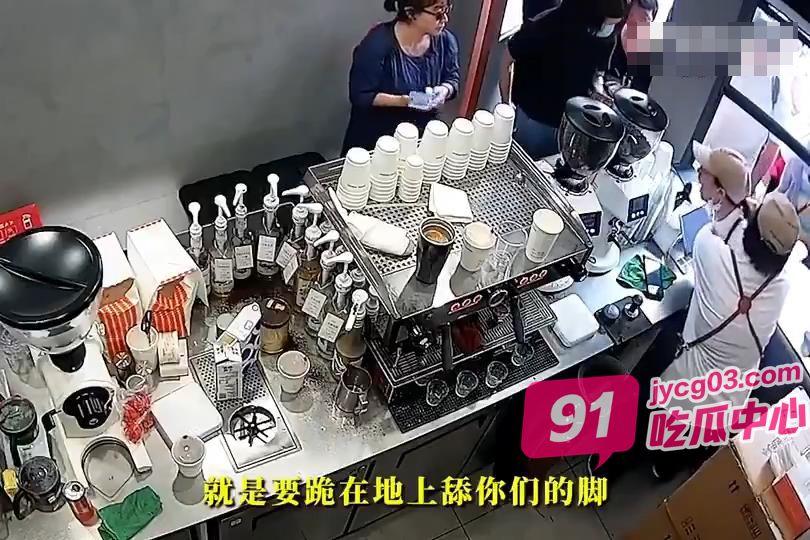 被生活破防瞬间！怒吼“你投诉啊”当场泼咖啡粉糊顾客全脸