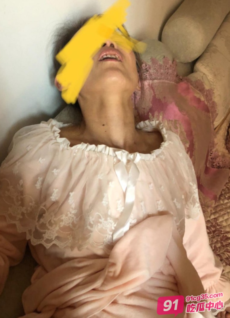 海角母子乱伦系列 在窗边疯狂干着娇小的母亲 疯狂抽插淫乱至极！