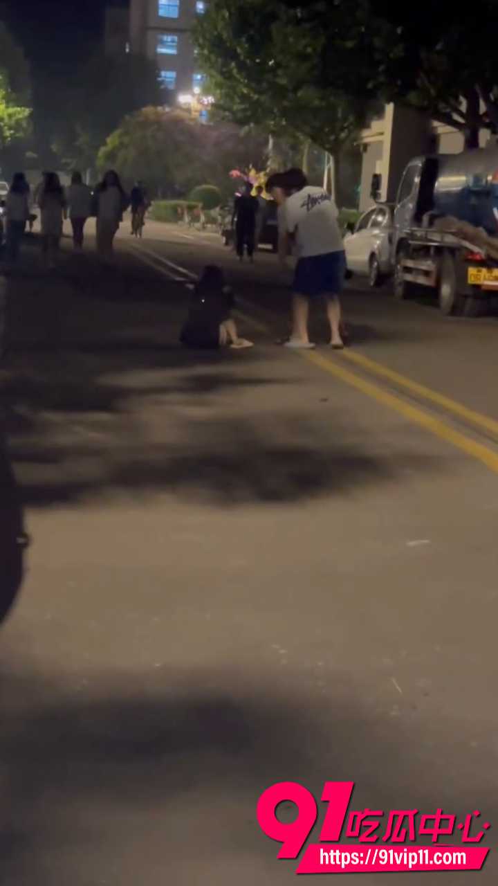 女生脚踏两只船聊骚被男友发现7