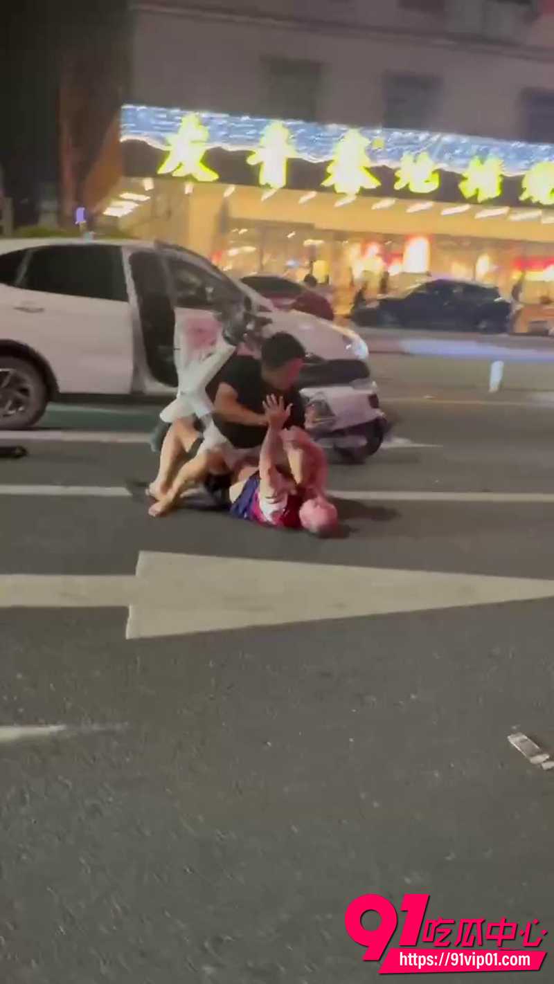 大哥电动车逆行掉头  3