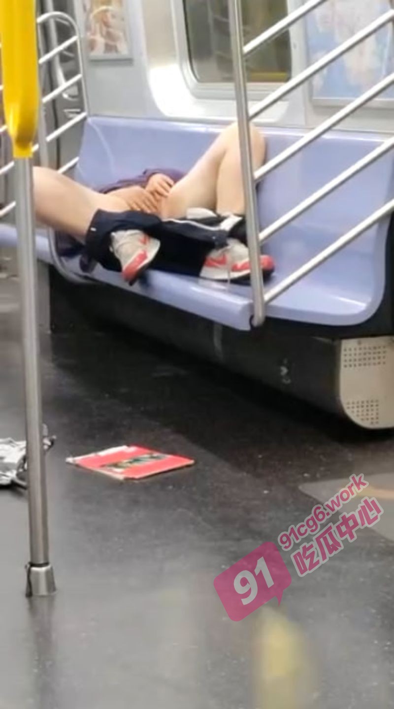 纽约地铁惊现地铁自慰～美女疑似吸毒意识混乱不清 竟然直接在地铁上自慰！