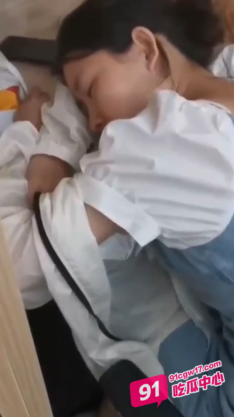 大学校园图书馆 女大学生被猥亵偷拍视频流出 女子睡着后被色狼伸手袭胸 配图4
