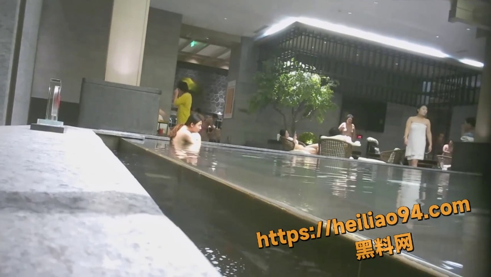 顶级反差浴池尤物 洗浴中心女儿国全裸偷拍 曼妙身姿诱人眼球