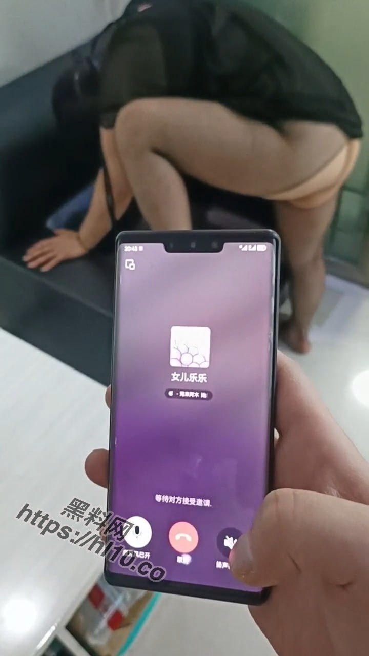 逆天操作老妈一边被野男人操着一边打电话给女儿让其听着自己的娇喘声！