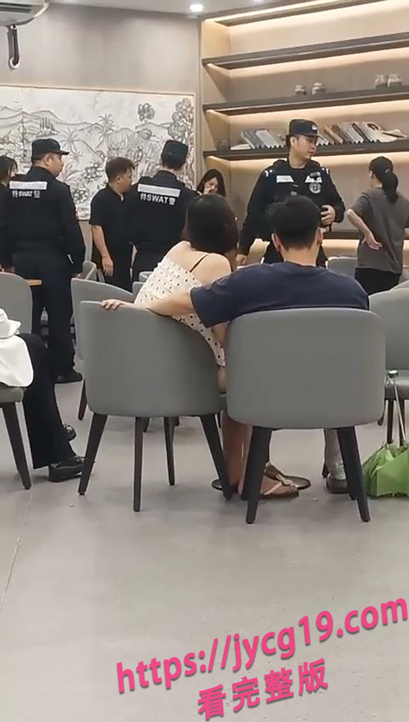 广东咖啡店抓奸翻车 原配当众撕小三场面失控 配图