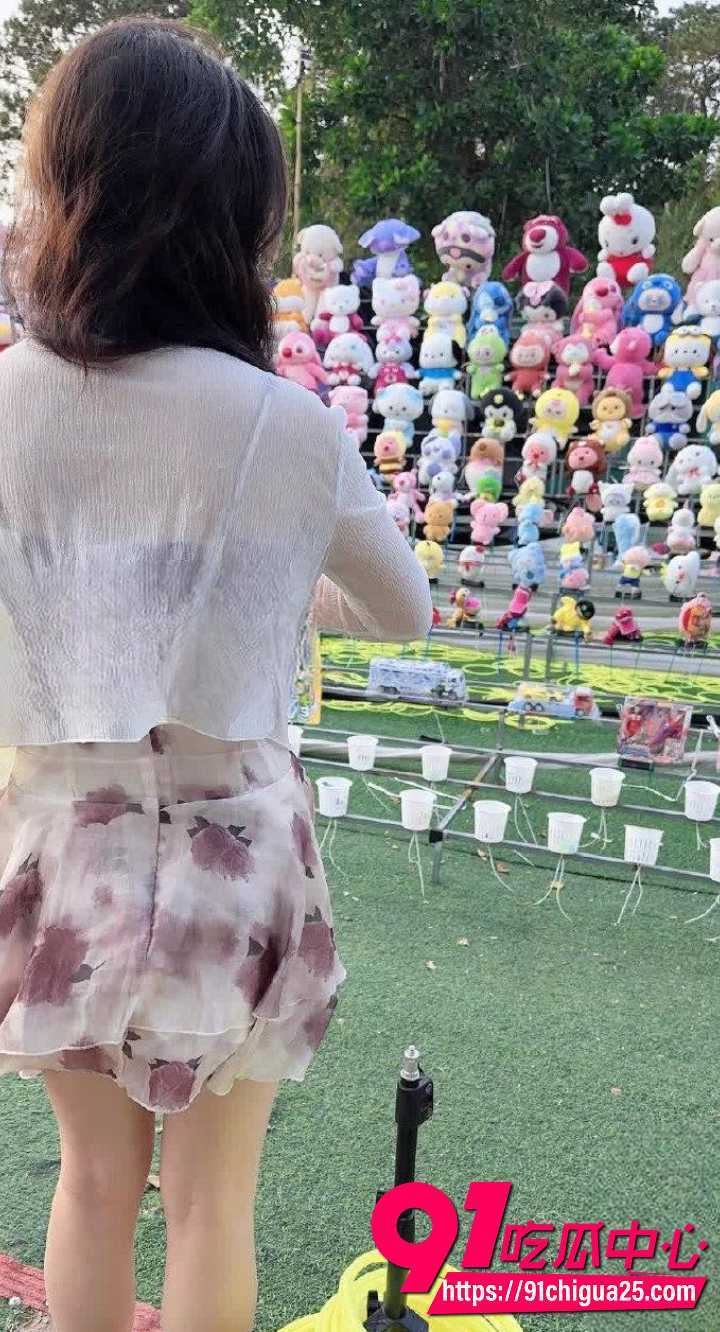 兄妹俩白天游乐场套圈放松晚上开房无套内射3 兄妹俩白天游乐场套圈放松晚上开房无套内射3