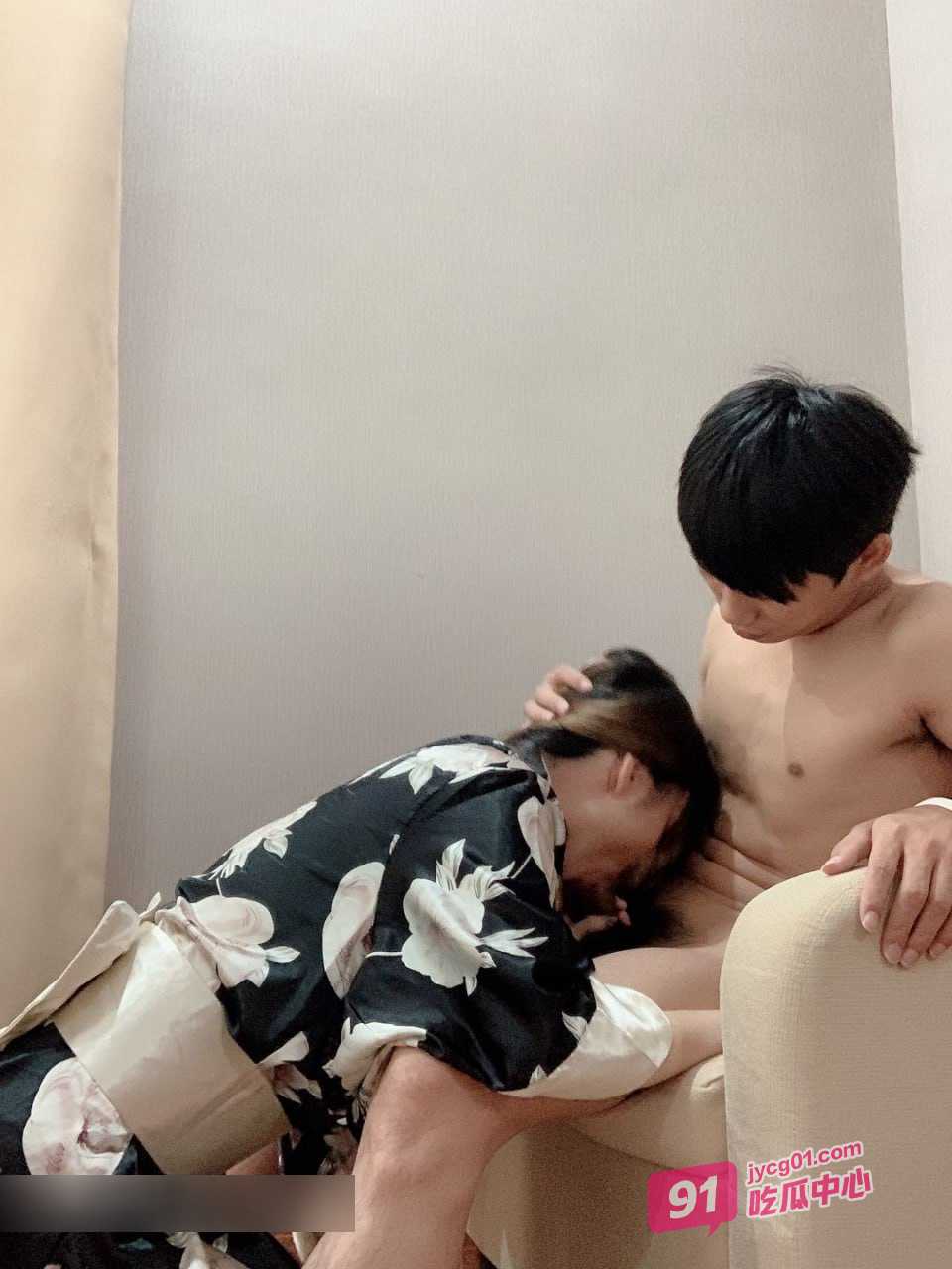 酒吧搭讪清纯学生妹 又纯又欲的妹子 叫床声都甜美动人！ 配图2