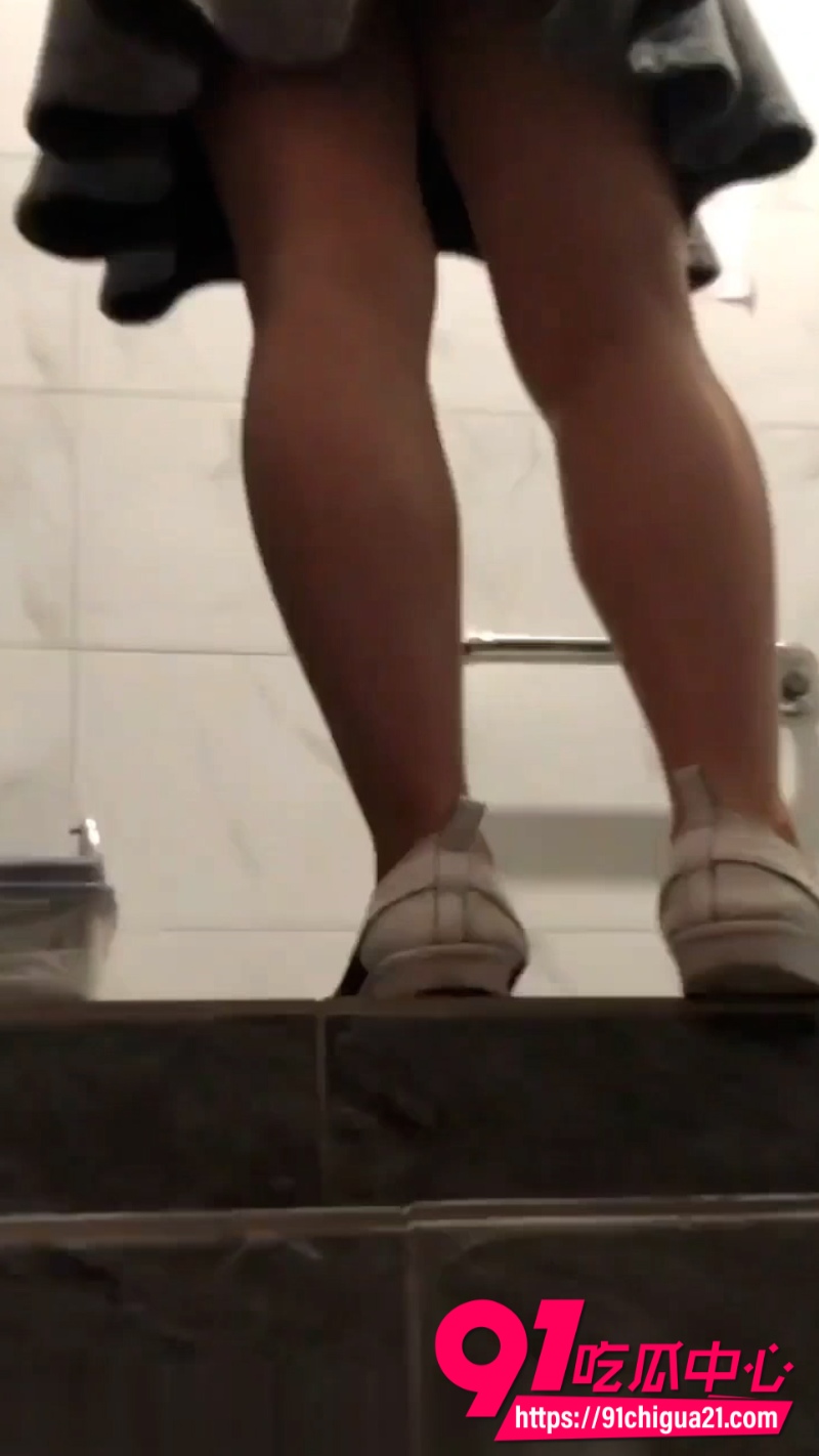大神潜入大学生女厕偷拍3