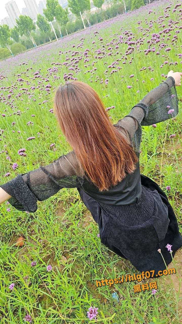 原创up主 公园赏花看风景 路边人来人往 小树林里激情后入 打桩内射妹妹！