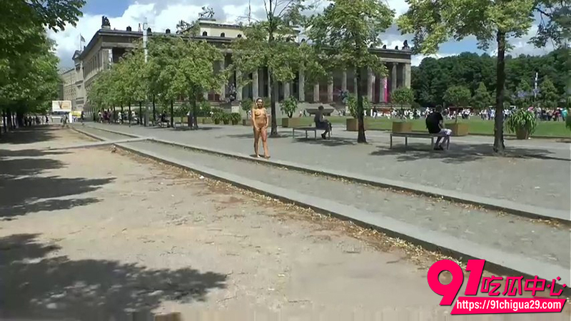 欧美反差婊街头全裸露出 骚浪私处胸部全暴露 无视人群围观大胆挑逗视觉极限!