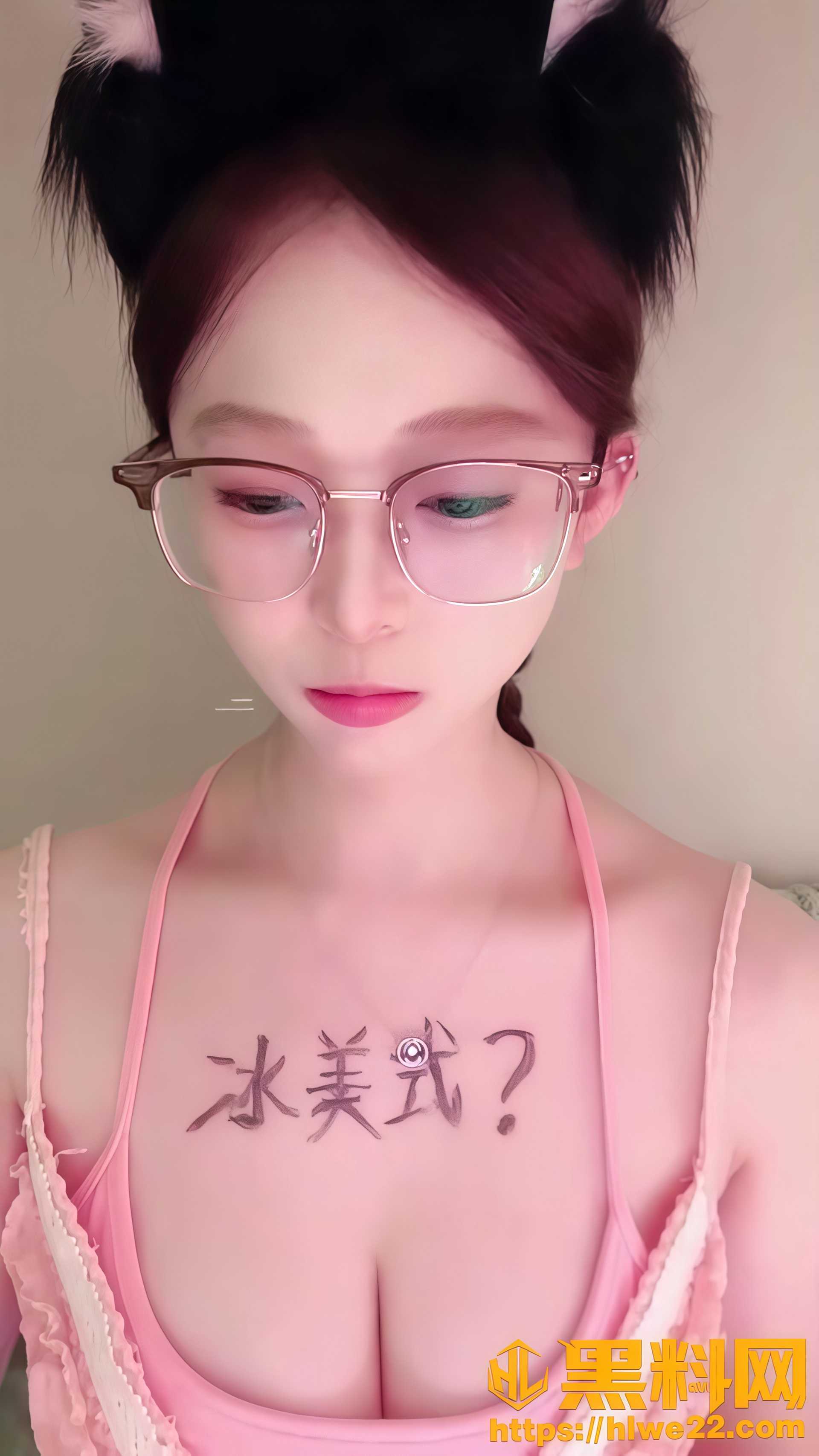 高颜值眼镜甜妹 居家花式自拍 换上情趣制服 水晶棒玩到高潮喷水