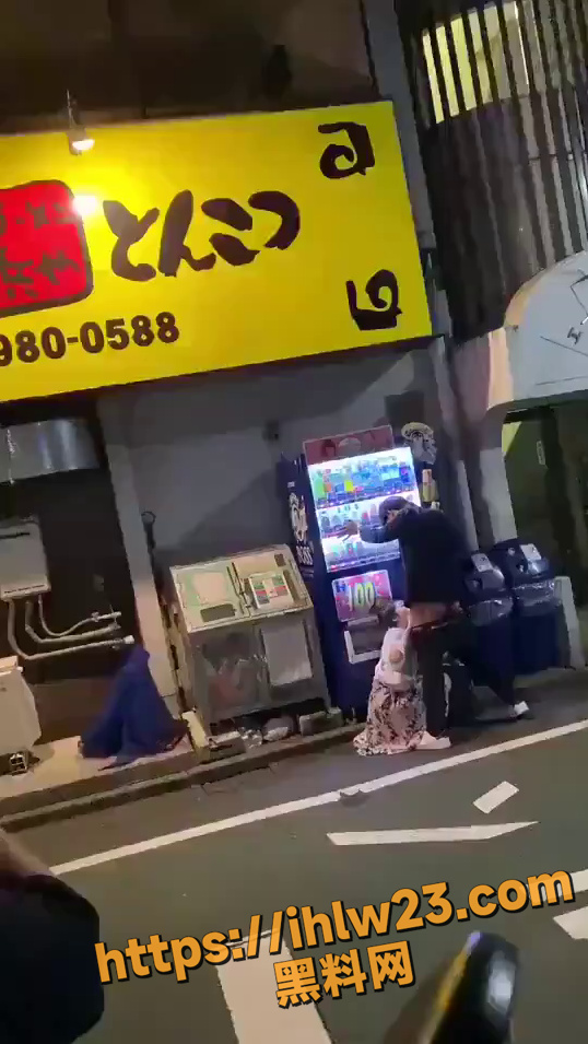论整活还得是小日子们 小日子的女友在大街上就跪地为男友口交 裤子一脱就开始吮吸！