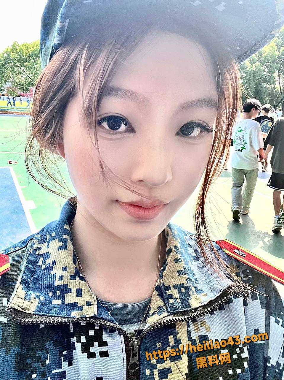 群友分享 军训时拿下嫩白新生学妹 脱光后发现有点平胸 最后含泪操完！