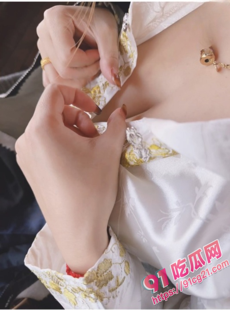 兄妹乱伦之景区内妹妹给我口交 刺激得直接射头上！ 配图3