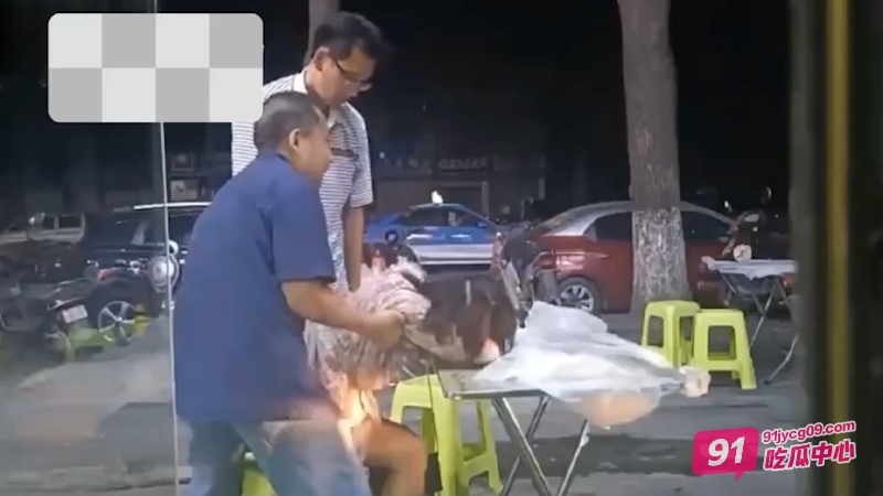 湖北街头大爷和眼镜男 路边大排档捡尸醉酒女 咸猪手摸逼揉胸现场视频流出 配图3