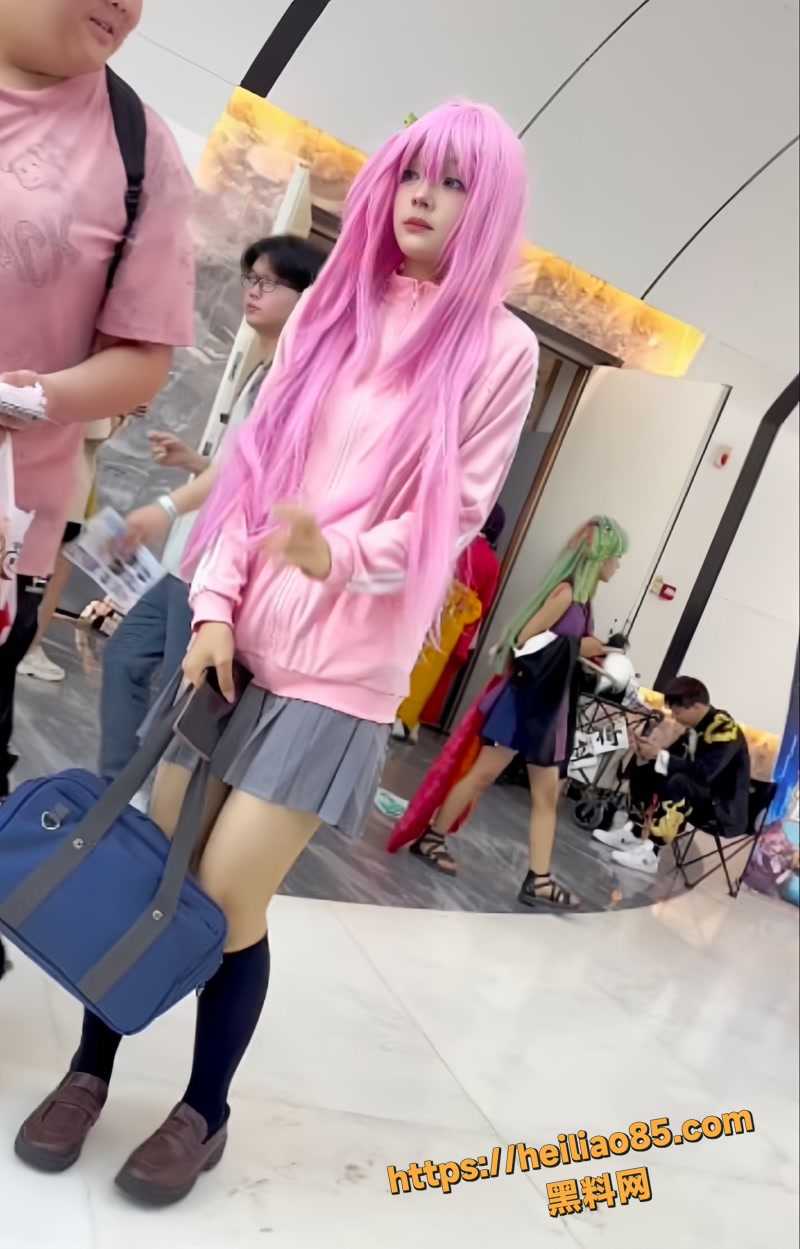 KFC街拍抄底超萌JK学生妹COSER 呆萌可爱外表下却穿着骚骚的丁字裤