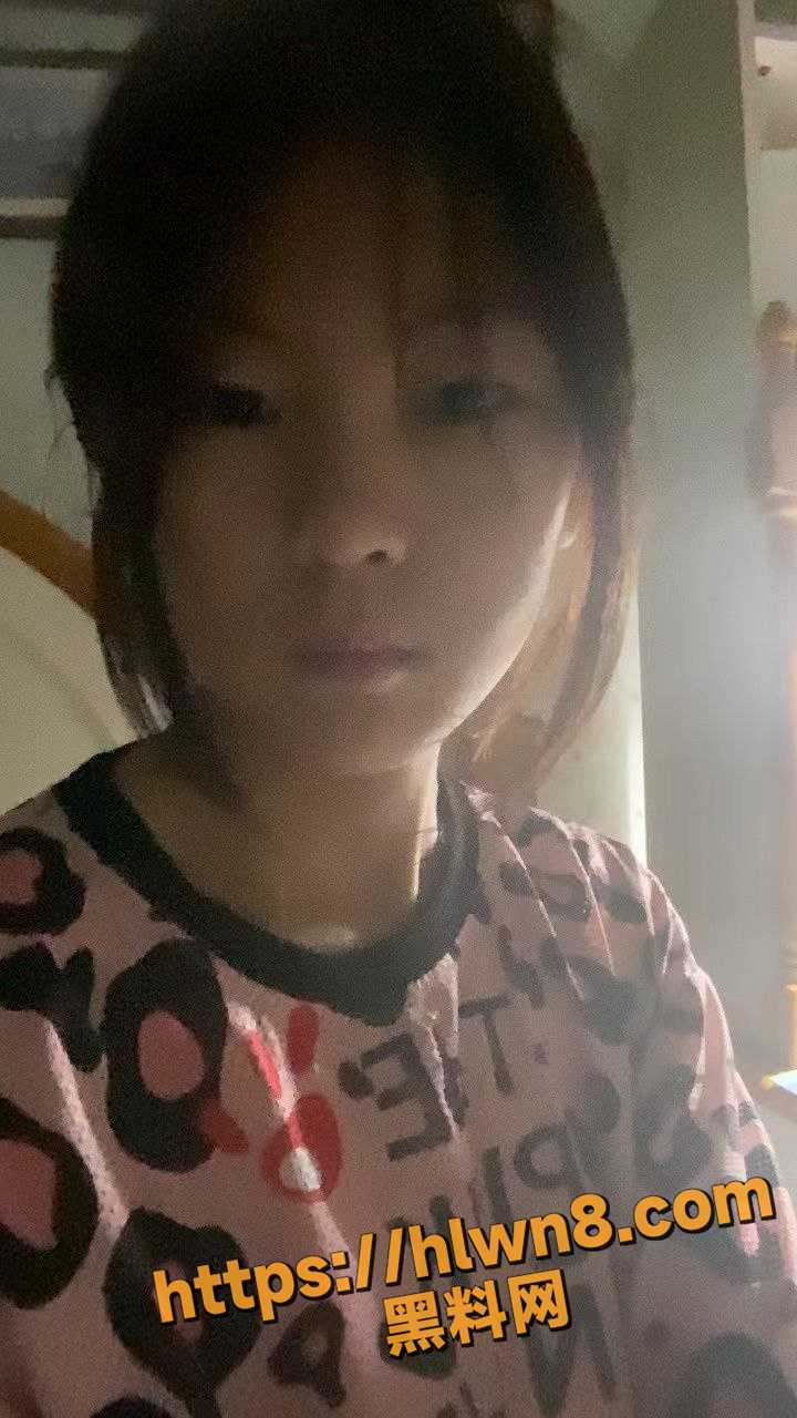 异物癖的福音 料友投稿高中反差女友 肉丝塞骚穴扒出 这么年轻逼就黑了 真就是没少玩！