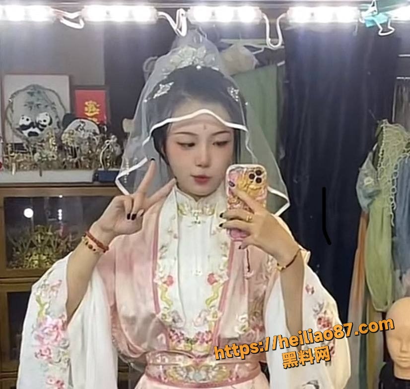 上海戏剧学院反差婊 赵晨薇 与男友性爱视频流出 背身后入爽到呻吟