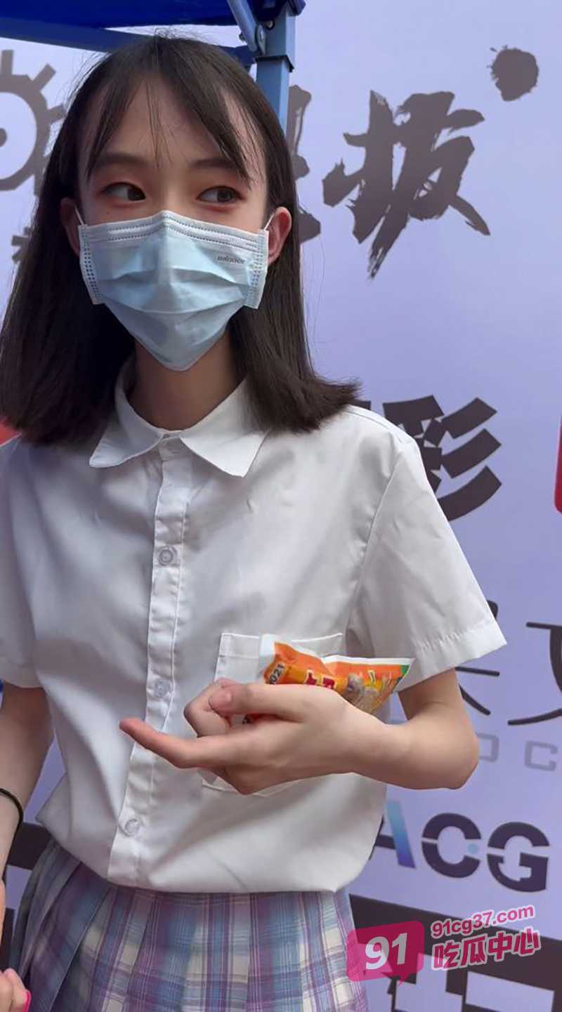 抄底大神偷拍 长筒靴黑丝、洛丽塔学妹 各种裙底风光太诱惑~ 配图3