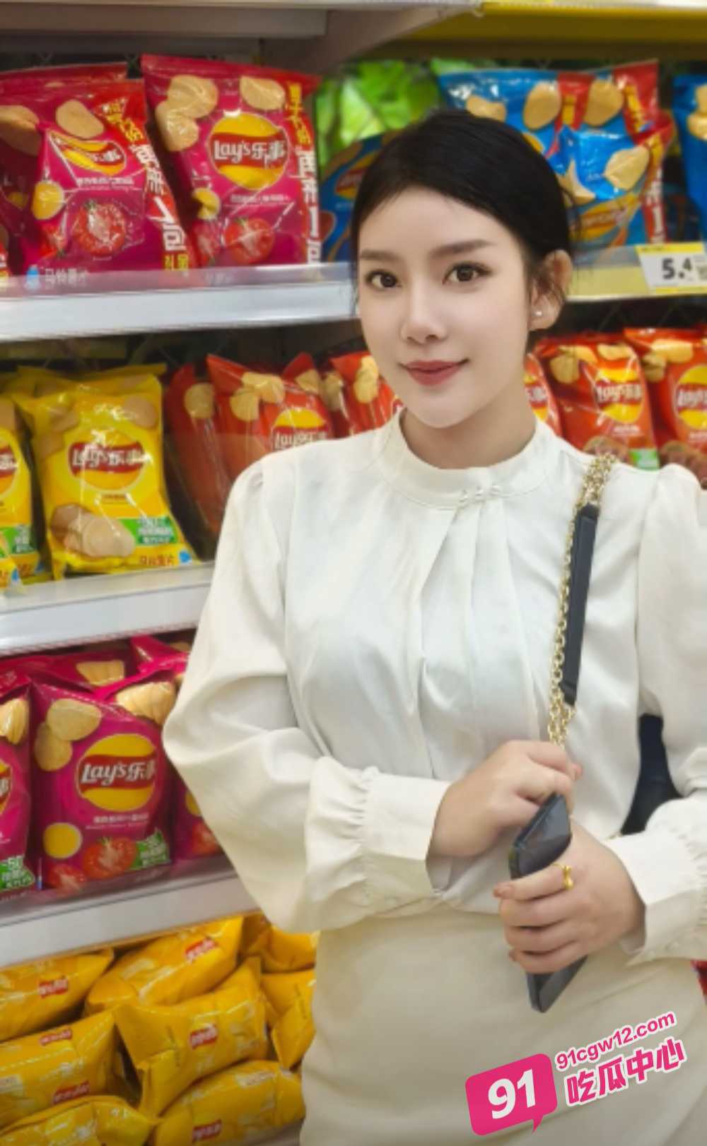 “快点射出来 我老公催我回去” 淫妻半夜被情人叫下楼在停车场车震 美少妇唾液深喉拉丝 配图3