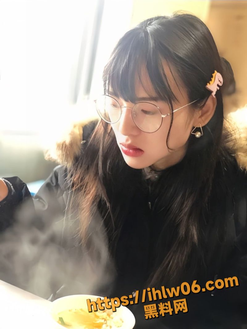 极品萝莉反差婊穿着情趣黑丝跪地口交 吃着大黑屌全程怼脸实拍超有感觉！