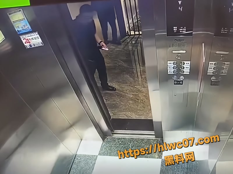 两gay电梯激吻监控视频疯传 这么老也下的去嘴啊 到底给了多少钱