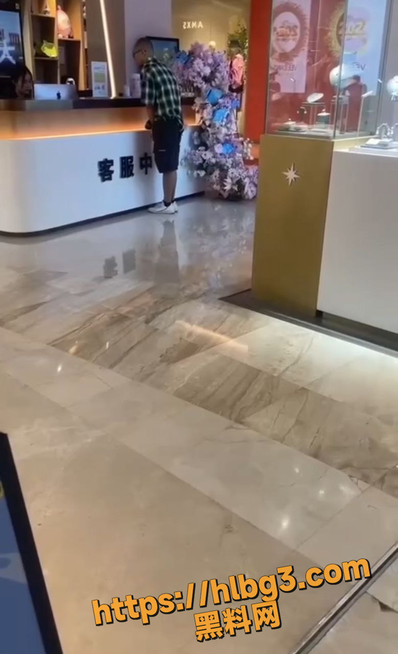 这是哪路战神 商场里居然光明正大的对着客服打飞机 路子真的是太野了