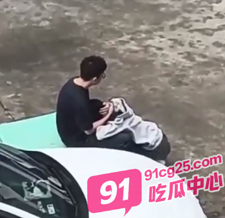 小区公共停车场小情侣女大白天口交吃鸡视频 实场景令人血脉贲张！ 配图5