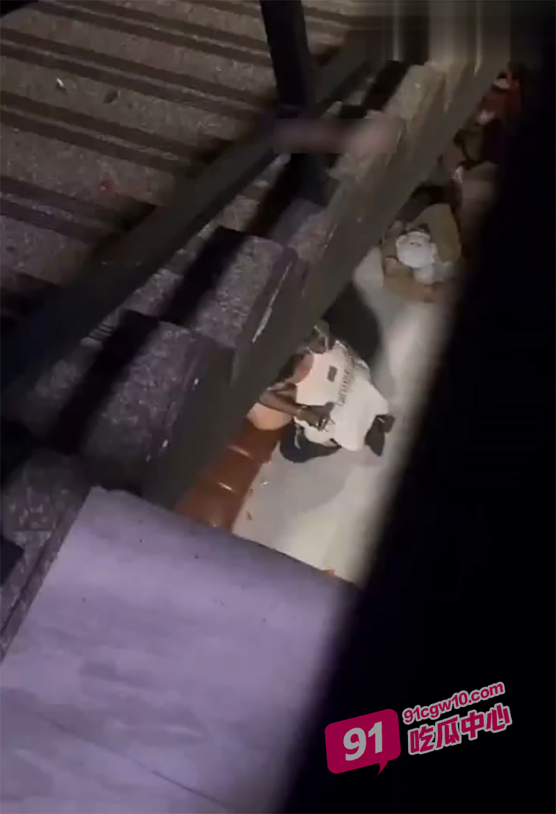 福州BGM酒吧 张洋洋 为客户推荐黑丝女 在楼梯间1分57秒性爱视频流出 配图