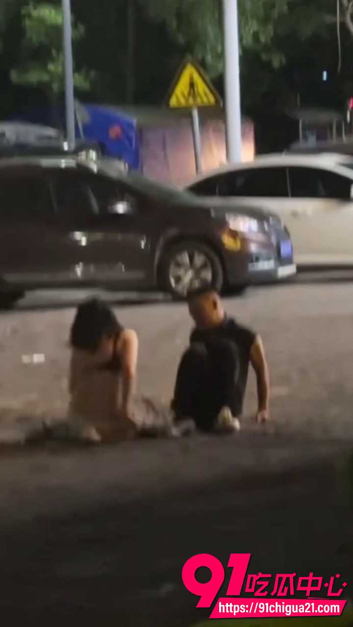 美女喝高后路边放飞自我 2