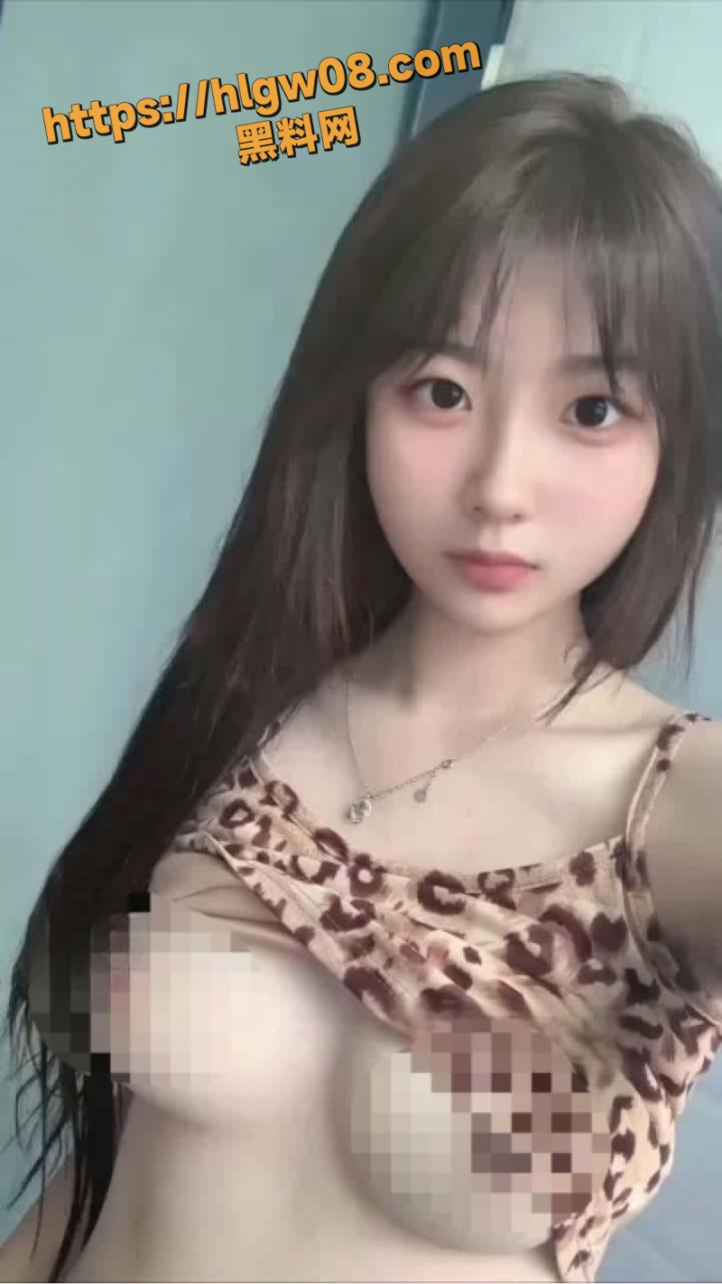 高颜值在校大学生妹宿舍私密自拍曝光 清纯脸蛋配上诱人身材 漏胸瞬间撩人心弦
