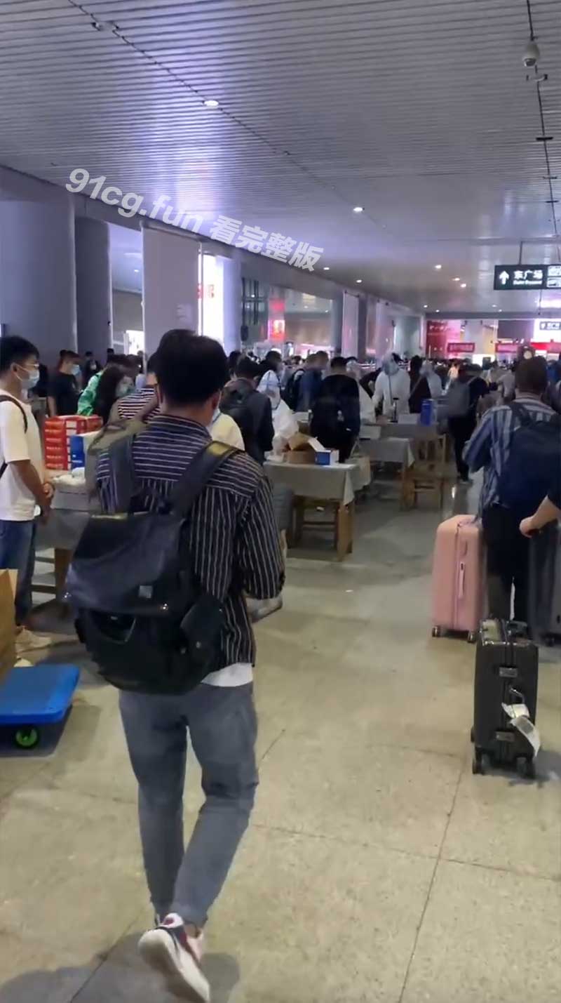 天津核酸检测现场像摆地摊 10月9日人山人海热火朝天 网友直呼经济复苏假象