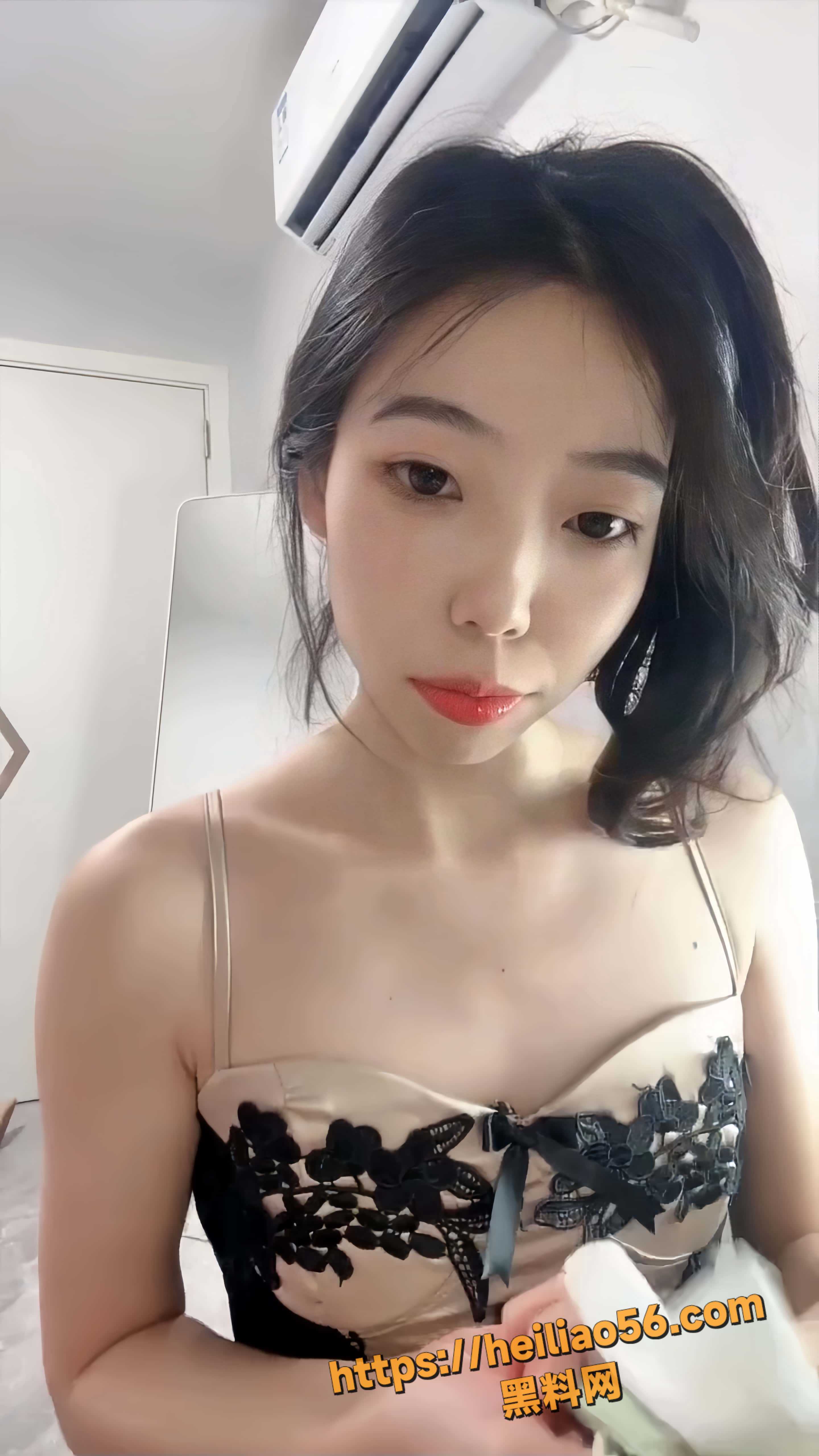 高颜值美女 施施 直播间与狼友互动调教 道具插逼自慰 丝足榨精撸点爆表！