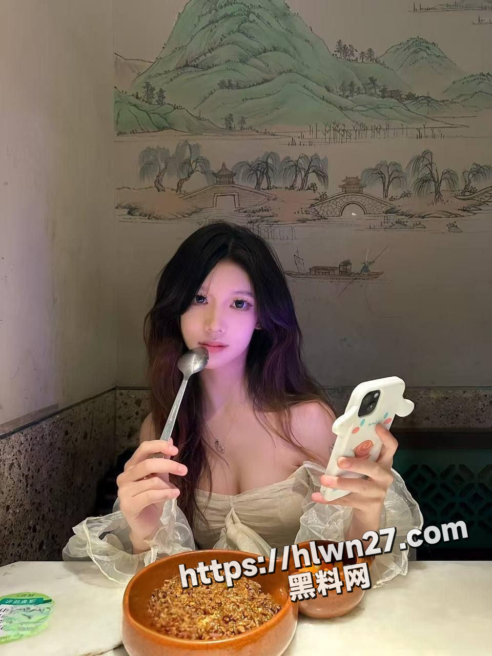酒吧搭讪高颜值嫩妹 宾馆抱腿抽插 20厘米大屌深入蜜穴 果然男人还是要器大活好