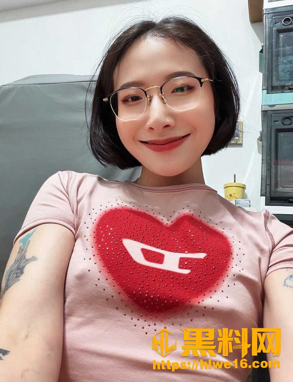 高颜值短发眼镜妹 林慧君 下海售卖露脸揉奶视频 性感艳照看起来非常骚