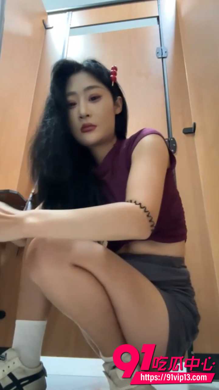 长腿御姐酒店厕所道具自慰2 长腿御姐酒店厕所道具自慰2