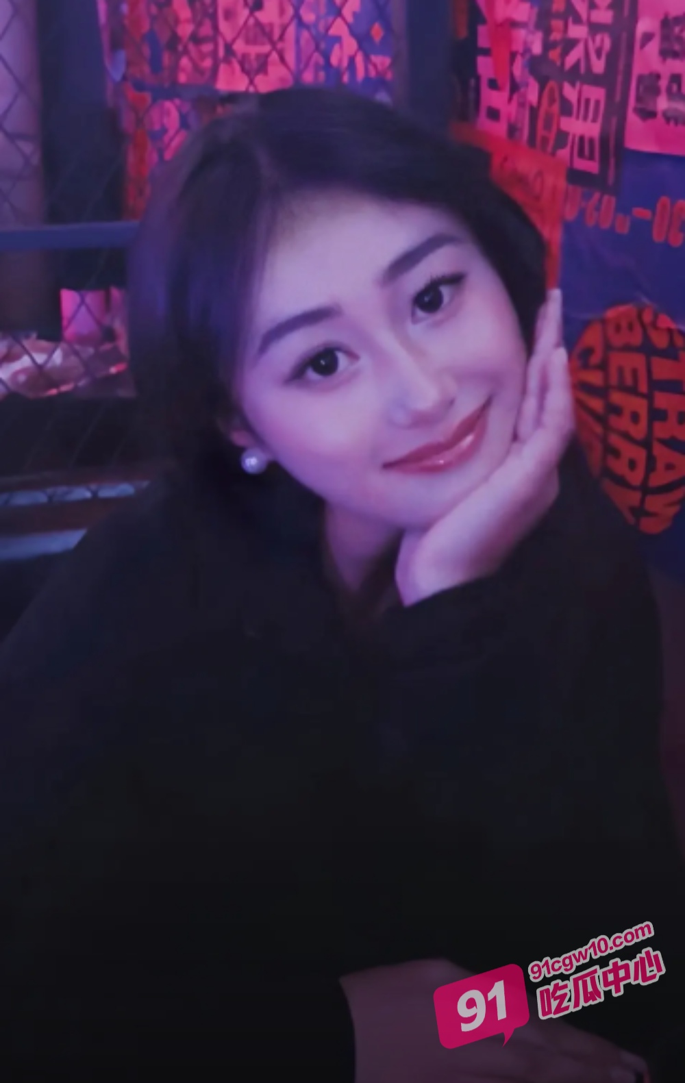 淫乱人妻群P淫乱内射！骚妻与5男群交 拳交异物插入 绿帽癖老公在一旁拍摄 配图3