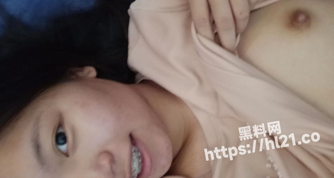 读高二的妹妹被我勾搭到手，完美的露脸露点！已调教成训练有素的母狗~