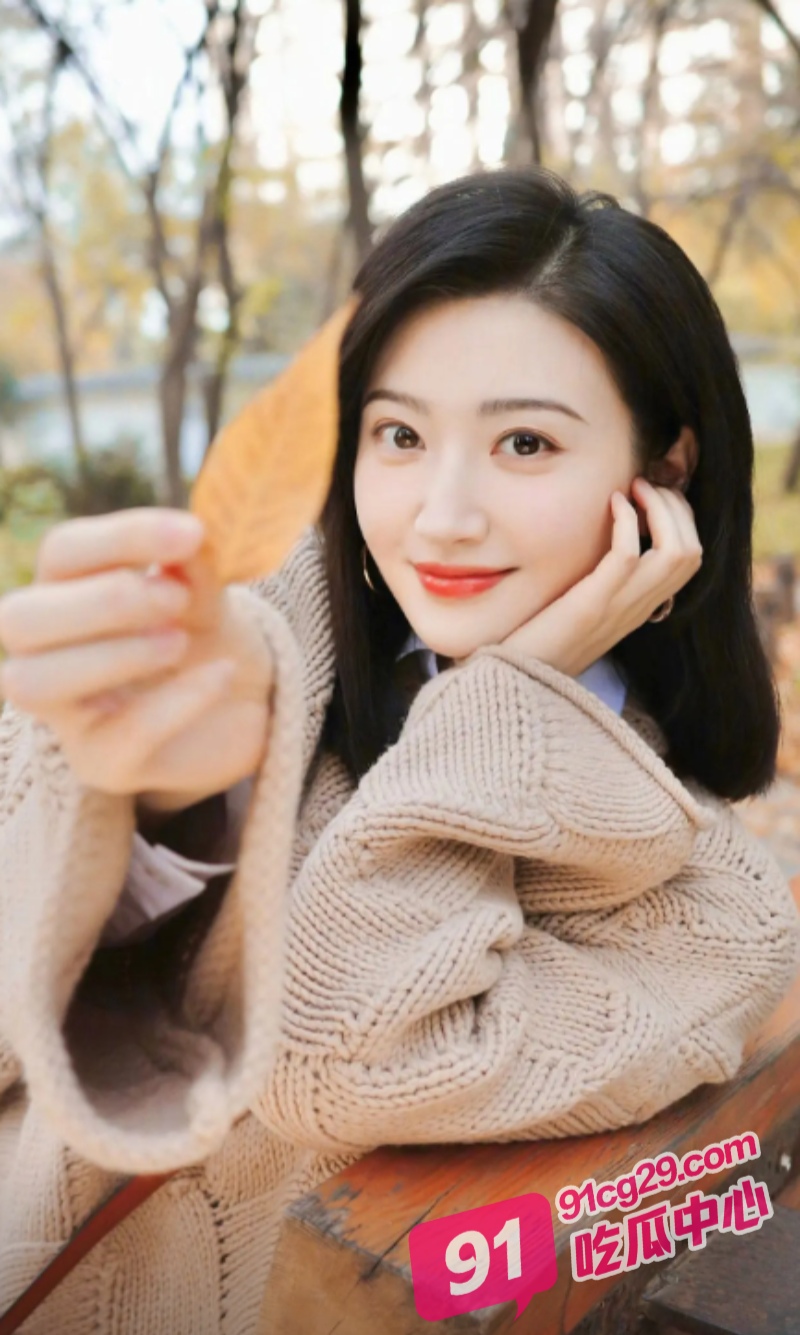 景甜约瑜伽教练上门指导动作 色心大发的教练乘机扑倒女神！