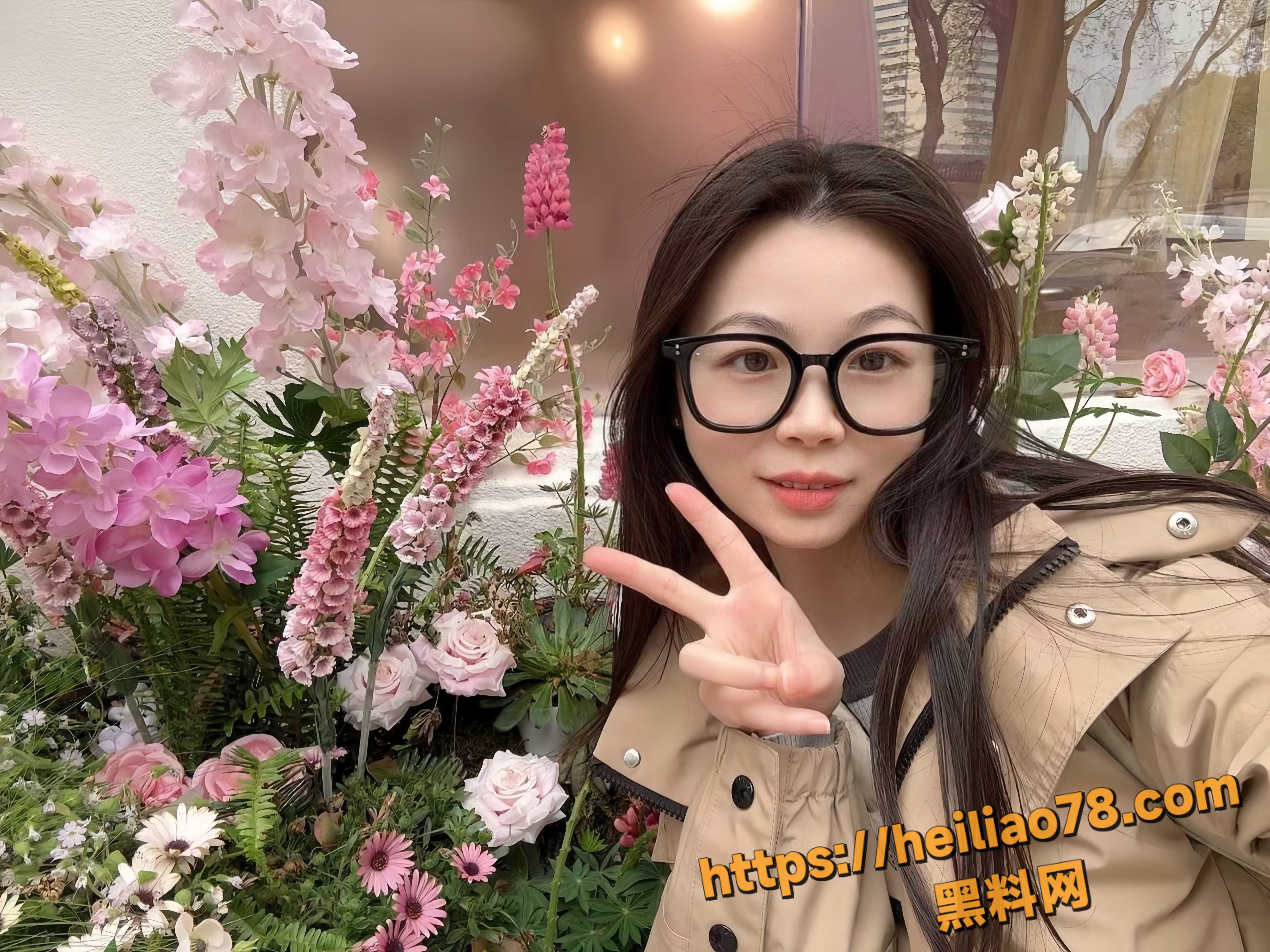 蜂腰翘臀的眼镜娘 美腿玉足女上位弹力摇 勾魂背影做爱淫叫甜腻
