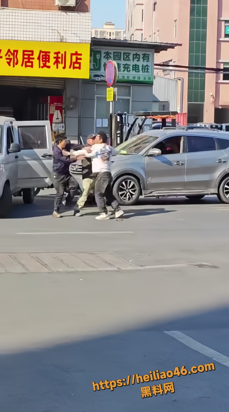 停车位引发路怒症 两大哥街头大战 扳手唬人狂敲腿部 狠劲十足场面失控！