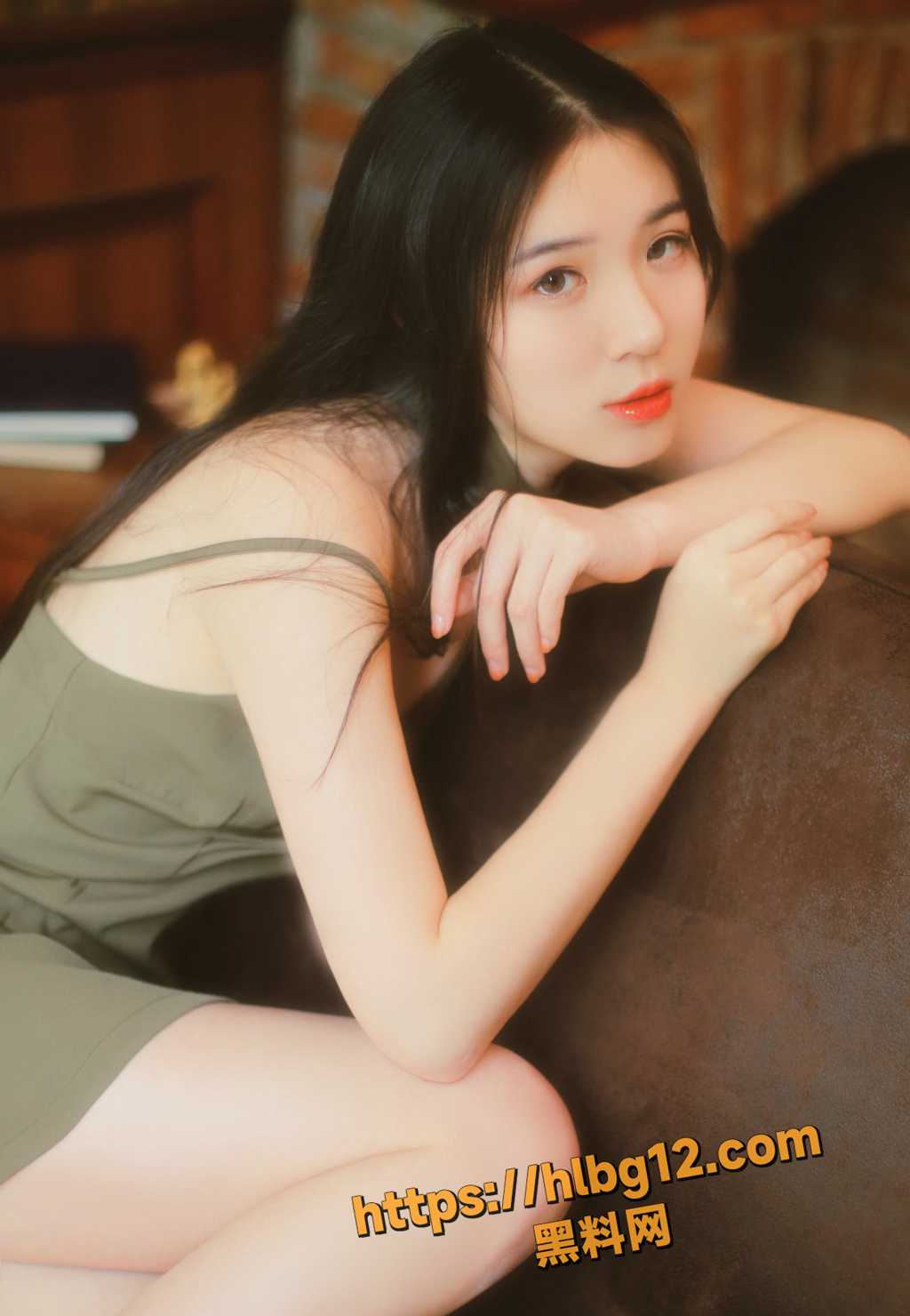 剧情演绎小骚货勾引男炮友被强推 半推半就的挣扎了两下 最终还是诚服在大屌之下!