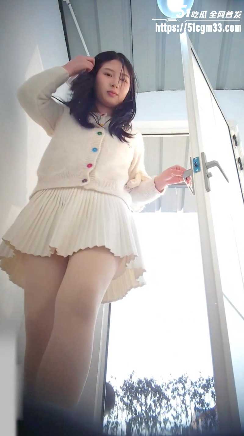 偷拍御姐少妇撅屁股放尿 3