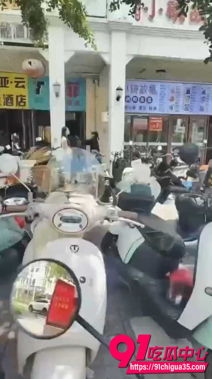 海南三亚正妻街头抓小三1