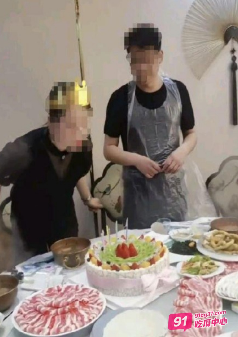 海角大神我的妈妈是脚模 妈妈夜不归宿我和小姨激情一整夜~ 配图5