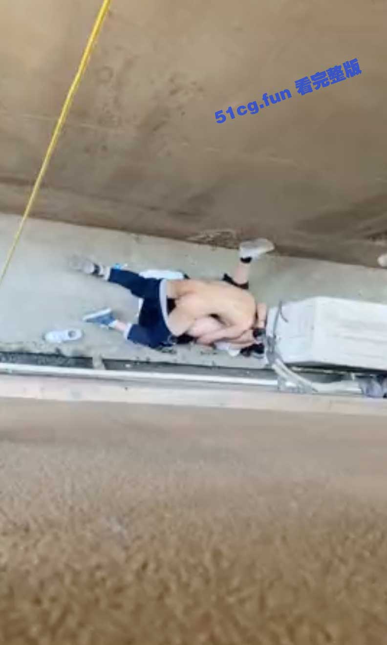 情侣巷战太刺激 车震野战已无法满足 小情侣开始玩巷战 被朝阳群众抓拍曝光